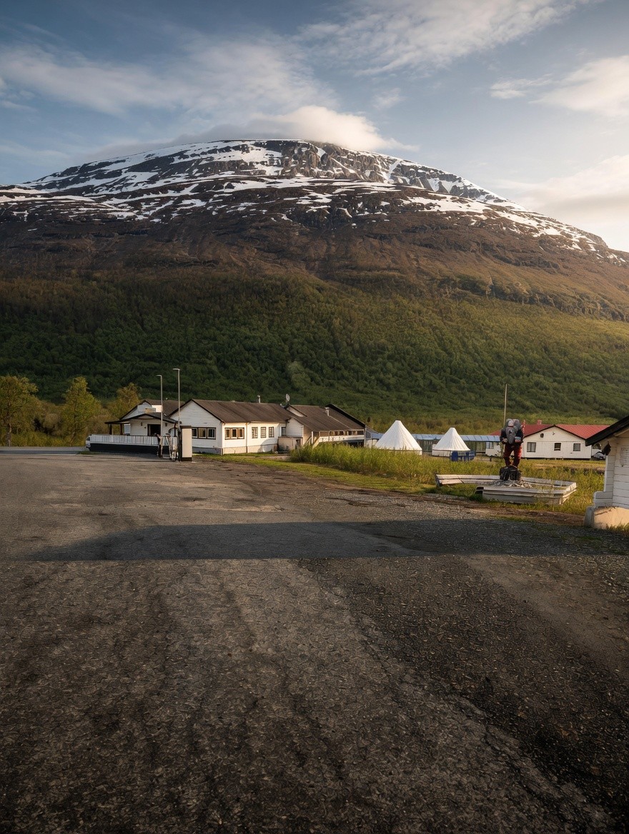 Familiedrevet hotell ved foten av Lyngsalpene. Nordlys, fjord, lokal mat.